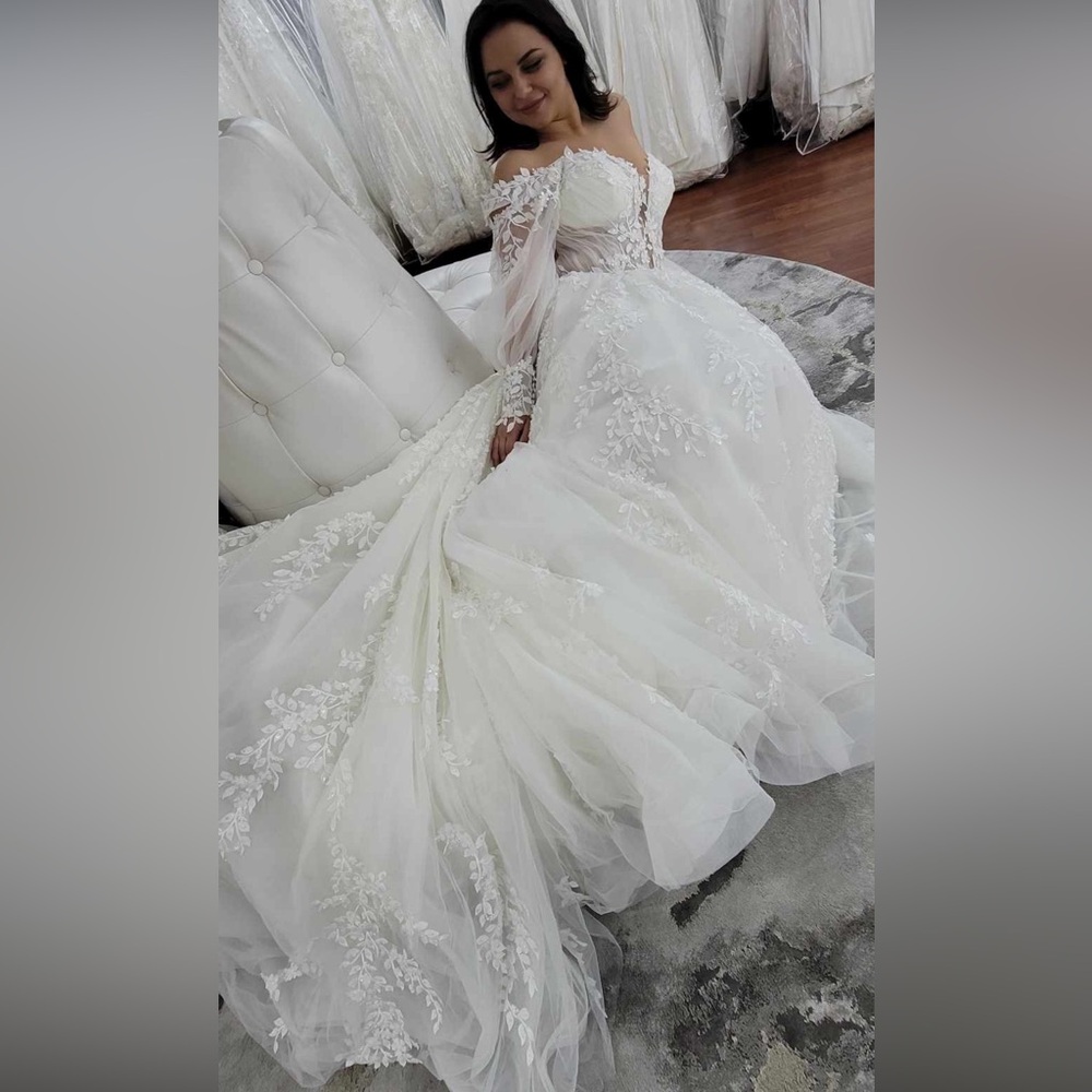 Elegant Ivory Lace Wedding Dress